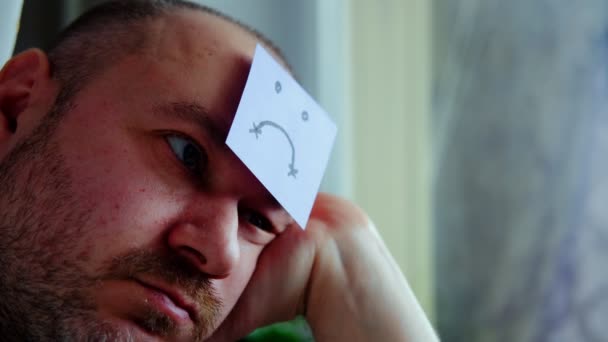 忧郁的男人带着忧郁的笑容 精疲力竭 中年危机概念 — 图库视频影像