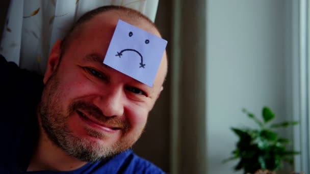 Trist Mand Forsøger Smile Med Trist Smiley Depression Udbrændthed Midtvejskrise – Stock-video
