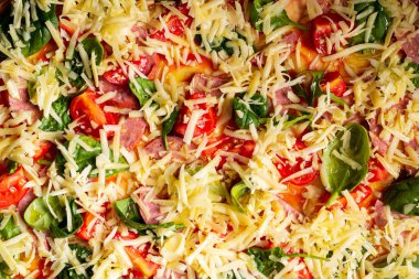 Sosisli, otlu, peynirli pizzanın arka planı.