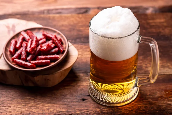 Bicchiere Birra Snacks Salsicce Secche Uno Sfondo Legno — Foto Stock