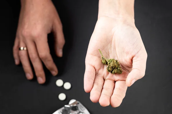 Marijuana Comprimidos Nas Palmas Das Mulheres Cannabis Medicinal Como Alternativa — Fotografia de Stock