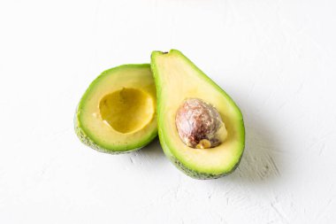 Beyaz arka planda dilimlenmiş avokado. Minimalizm. Sağlıklı, vejetaryen yemekleri..