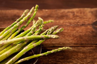 Çiğ kuşkonmaz. Ahşap arka plan. Yukarıdan görüntüle.