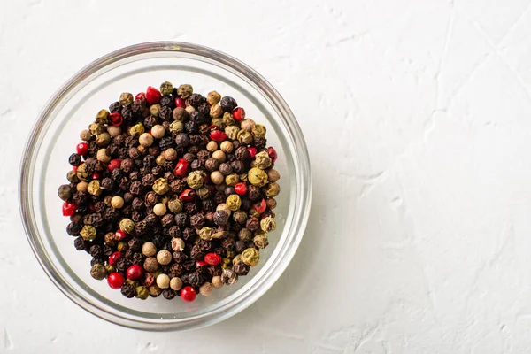 Verschillende Soorten Paprika Een Glazen Bord Witte Achtergrond Blauwe Wijting — Stockfoto