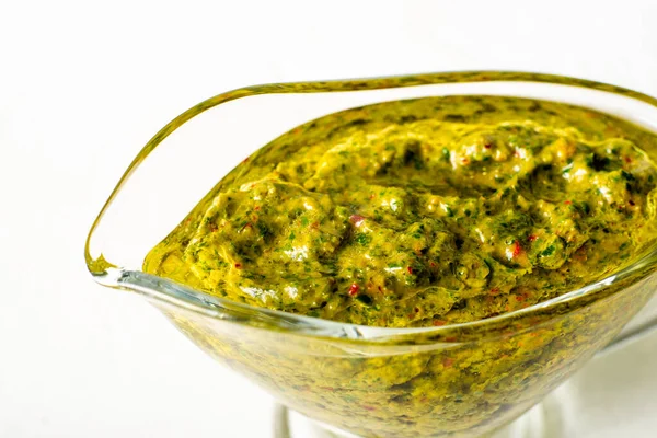 Salsa Chimichurri Una Ciotola Sugo Fondo Bianco Salsa Vegetariana Argentina — Foto Stock