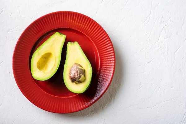 Aguacate Rodajas Plato Rojo Fondo Blanco Minimalismo —  Fotos de Stock