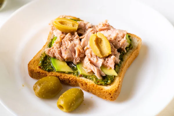 Tosty Tuńczykiem Awokado Oliwki Sosem Chimichurri Białym Talerzu Białym Tle — Zdjęcie stockowe