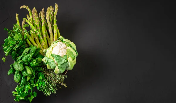 Várias Verduras Verdes Contexto Preto Couve Flor Abacate Espargos Tomilho — Fotografia de Stock