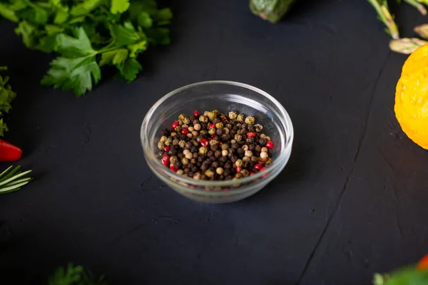 Celá Červená Černá Paprika Tmavé Pozadí Různá Zelenina — Stock fotografie