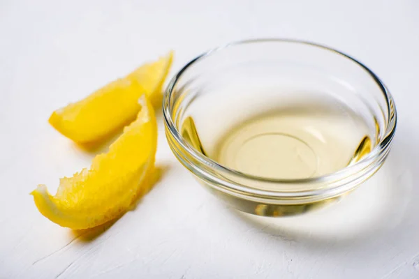 Лимонный Сок Миске Сущность Лимонные Ломтики Белый Фон — стоковое фото