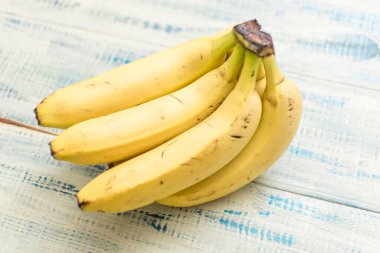 Ahşap arka planda doğal görünen muzlar..