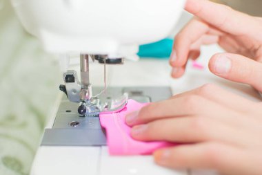 Dikiş makinesini ve giysi parçasını kapat.