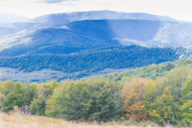 Sonbaharda dağların ve dağların manzarası.