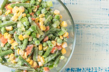 Ahşap bir zeminde donmuş taze sebzeler..