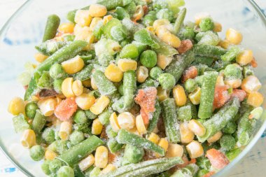 Ahşap bir zeminde donmuş taze sebzeler..