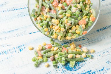 Ahşap bir zeminde donmuş taze sebzeler..