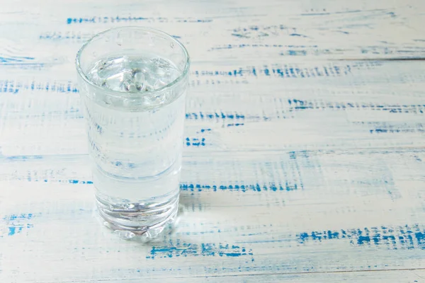 Ein Glas Wasser Auf Einem Hölzernen Hintergrund — Stockfoto
