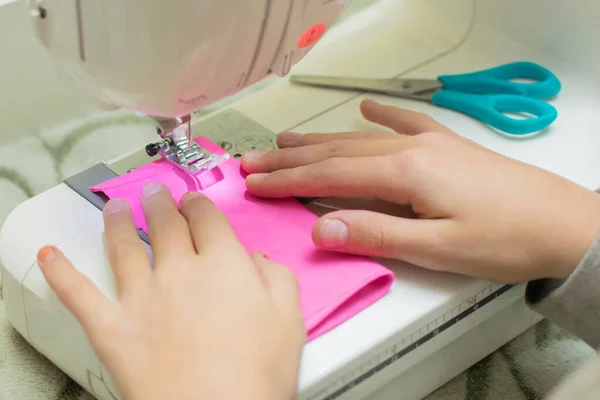 Nahaufnahme Der Nähmaschine Und Des Kleidungsstücks — Stockfoto