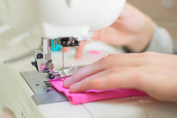 Закрыть швейную машинку и предмет одежды