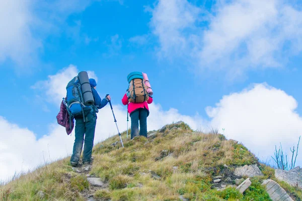 Duas Pessoas Com Mochilas Caminhando Nas Montanhas — Fotografia de Stock