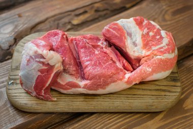 Ahşap zeminde taze çiğ domuz eti..