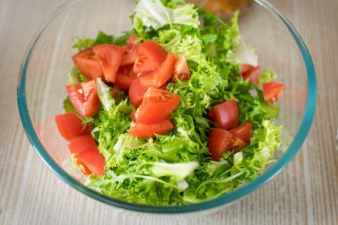 Taze yeşil salata ve domates.