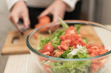 Taze sebzelerden salata yapmak..