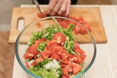 Taze sebzelerden salata yapmak..