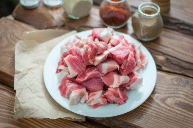Ahşap zeminde kesilmiş taze çiğ domuz eti..