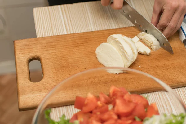 Tranches Fromage Femme Sur Une Planche Découper — Photo