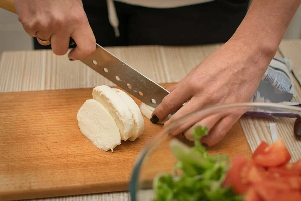 Tranches Fromage Femme Sur Une Planche Découper — Photo