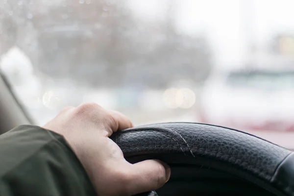 Mannelijke Hand Het Stuur Van Een Auto — Stockfoto