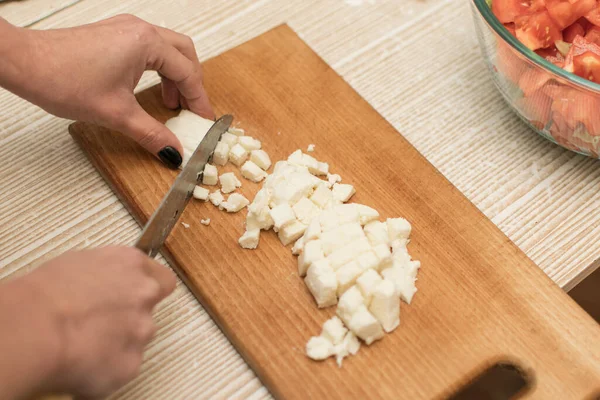 Mulher Corta Queijo Uma Tábua Corte — Fotografia de Stock