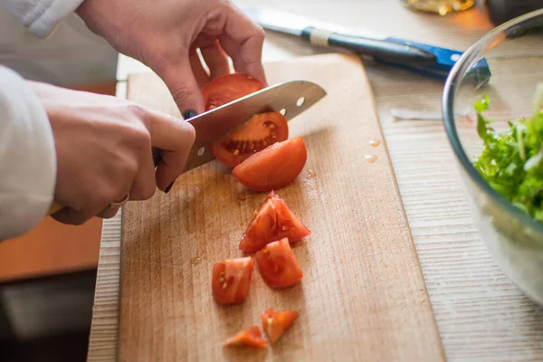 Donna Taglia Pomodori Una Tavola Legno — Foto Stock