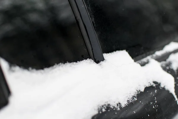 Снег Черной Машине — стоковое фото