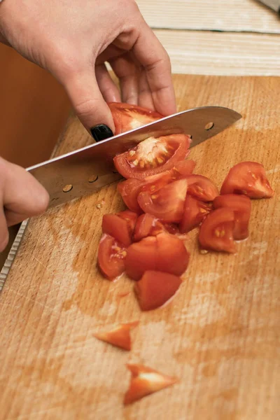 Mulher Corta Tomates Uma Tábua Madeira — Fotografia de Stock