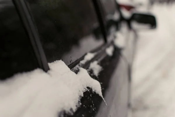 Снег Черной Машине — стоковое фото