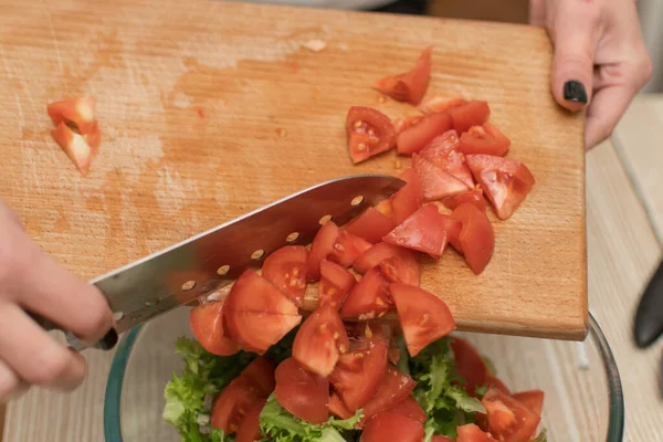 Uma Mulher Coloca Tomates Fatiados Uma Saladeira — Fotografia de Stock
