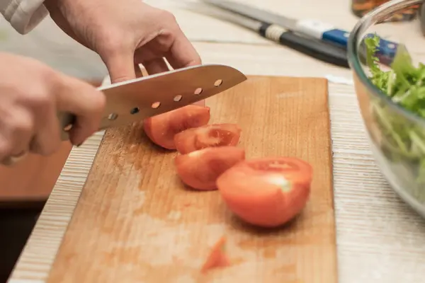 Donna Taglia Pomodori Una Tavola Legno — Foto Stock