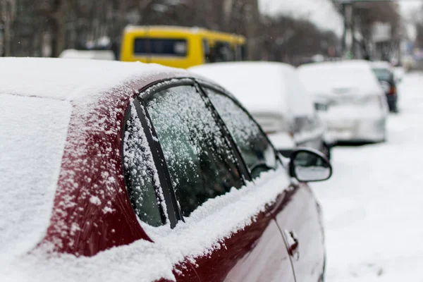 Снег Красной Машине — стоковое фото