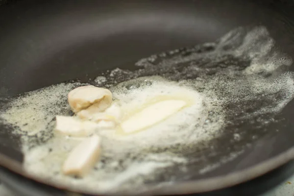 Sciogliere Burro Con Aglio Una Padella — Foto Stock