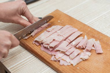 Kadın sosis keser, jambon keser..