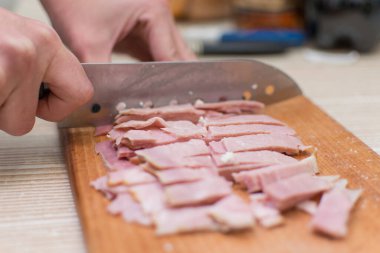 Kadın sosis keser, jambon keser..