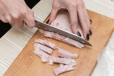 Kadın sosis keser, jambon keser..