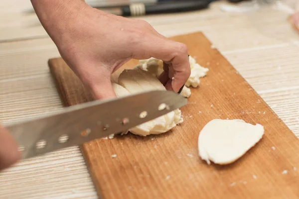 Mulher Corta Queijo Uma Tábua Corte — Fotografia de Stock