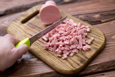 Tahtada haşlanmış sosis..