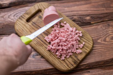 Tahtada haşlanmış sosis..