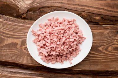 Beyaz bir tabakta iyi doğranmış sosis..