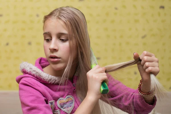十几岁的女孩 梳理她的头发 — 图库照片