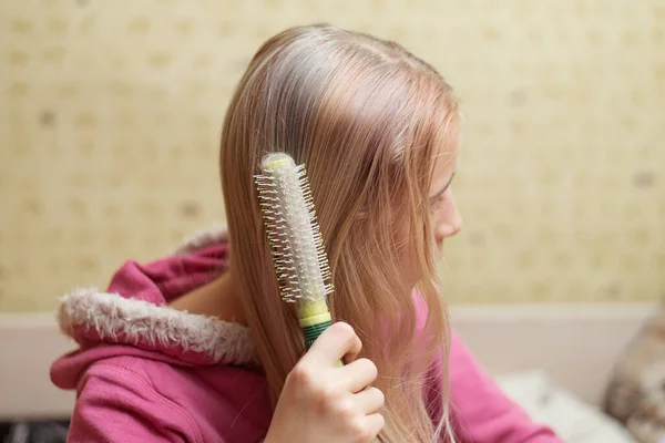 Adolescente Chica Peinándose Pelo —  Fotos de Stock